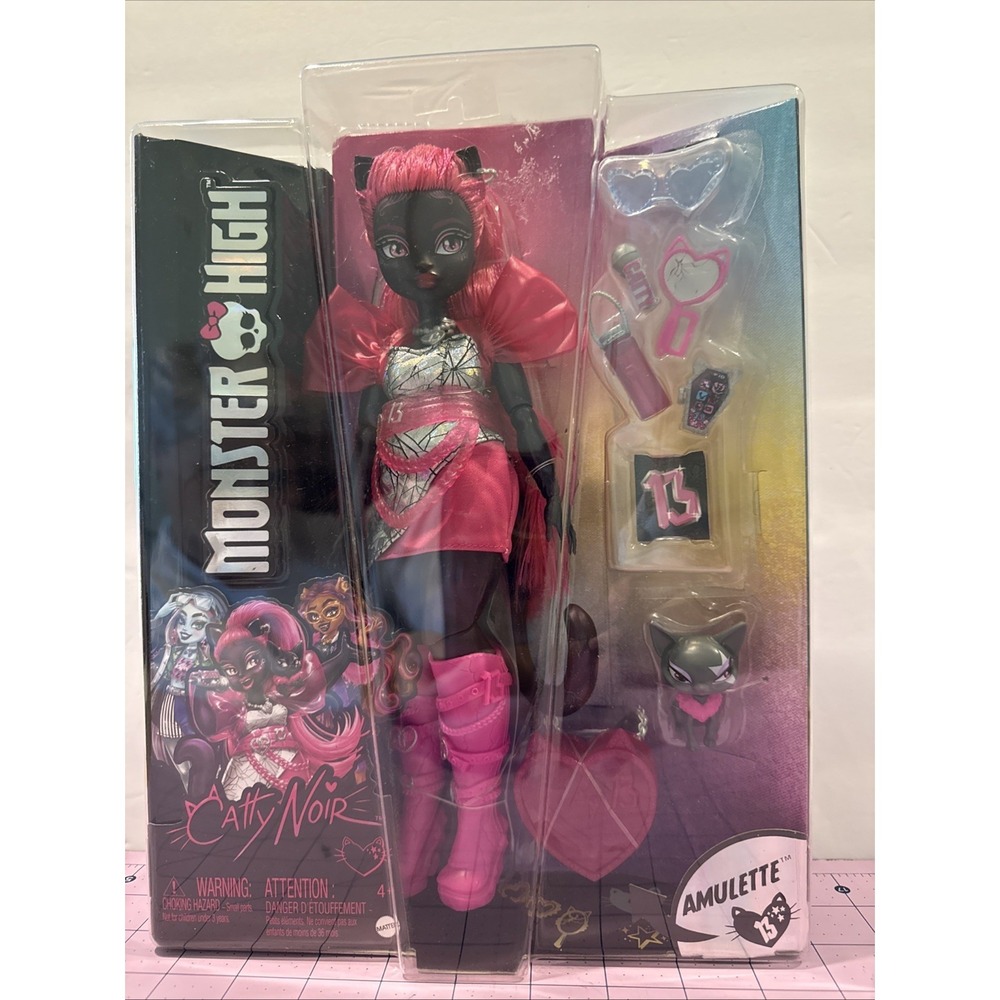 Monster High Catty Noir Fashion Doll with Pet Cat‎ Amulette and Accessories